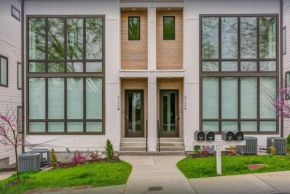 Spacious Tranquil Rooftop Pad on 8th by Music City Luxury Stays